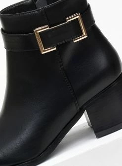 Αγορά 🎁 The Fashion Project Μποτάκια αστραγάλου με μεταλλικό διακοσμητικό - Μαύρο 🤩 -Μποτάκια Κατάστημα mpotakia astragalou me metalliko diakosmitiko 108235 p1e7