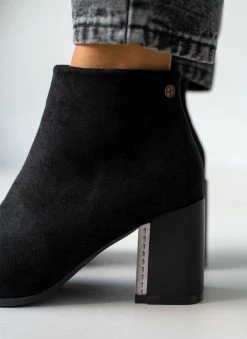 Πολύ καλή προσφορά ⭐ Xti Footwear Μποτάκια αστραγάλου Suede με μεταλλικό στοιχείο Xti 140412 - Μαύρο 😍 -Μποτάκια Κατάστημα mpotakia astragalou suede me metalliko stoixeio xt 106382 ad54