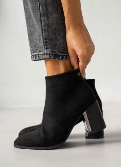 Πολύ καλή προσφορά ⭐ Xti Footwear Μποτάκια αστραγάλου Suede με μεταλλικό στοιχείο Xti 140412 - Μαύρο 😍 -Μποτάκια Κατάστημα mpotakia astragalou suede me metalliko stoixeio xt 106382 oafc