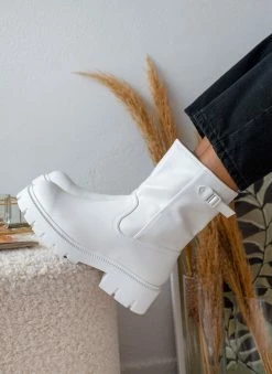 Αγορά 🎉 The Fashion Project Μποτάκια Biker με τρακτερωτή σόλα - Λευκό 💯 -Μποτάκια Κατάστημα mpotakia casual me trakterwti sola 106149 d9uo