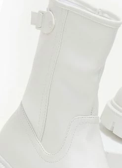 Αγορά 🎉 The Fashion Project Μποτάκια Biker με τρακτερωτή σόλα - Λευκό 💯 -Μποτάκια Κατάστημα mpotakia casual me trakterwti sola 106149 kdwd