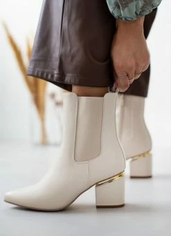 Καλύτερη πώληση ⭐ The Fashion Project Μποτάκια Chelsea με μεταλλική λεπτομέρεια - Μπέζ 🔥