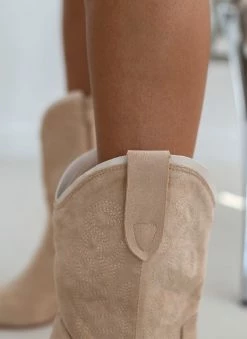 Best Pirce 😍 The Fashion Project Μποτάκια Cowboy Suede με ξύλινο τακούνι - Μπεζ 🧨 -Μποτάκια Κατάστημα mpotakia cowboy suede me ksulino takouni 109325 h5zu