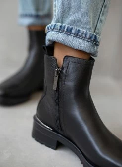 Προώθηση 🛒 Μποτάκια δερμάτινα με μέταλλο CARMELA 160277 - Μαύρο 😉 -Μποτάκια Κατάστημα mpotakia dermatina me metallo carmela 160277 106239 7m7t