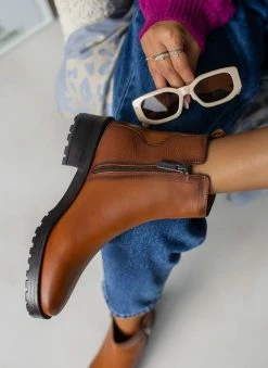 Συμφωνίες 🌟 Μποτάκια δερμάτινα με μέταλλο CARMELA 160277 - Ταμπά 🔥 -Μποτάκια Κατάστημα mpotakia dermatina me metallo carmela 160277 106534 vk81