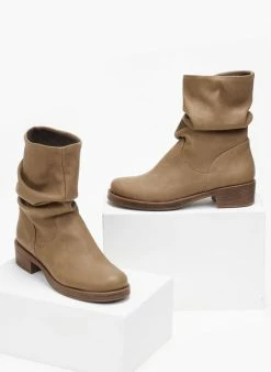 Best Pirce ⌛ The Fashion Project Μποτάκια φλατ με σούρες - Τάουπε 🌟 17 Best Pirce ⌛ The Fashion Project Μποτάκια φλατ με σούρες - Τάουπε 🌟 -Μποτάκια Κατάστημα mpotakia flat me soures 108953 9tir