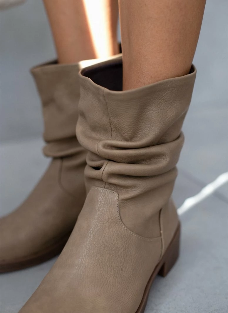 Best Pirce ⌛ The Fashion Project Μποτάκια φλατ με σούρες - Τάουπε 🌟 5 Best Pirce ⌛ The Fashion Project Μποτάκια φλατ με σούρες - Τάουπε 🌟 - Image 3