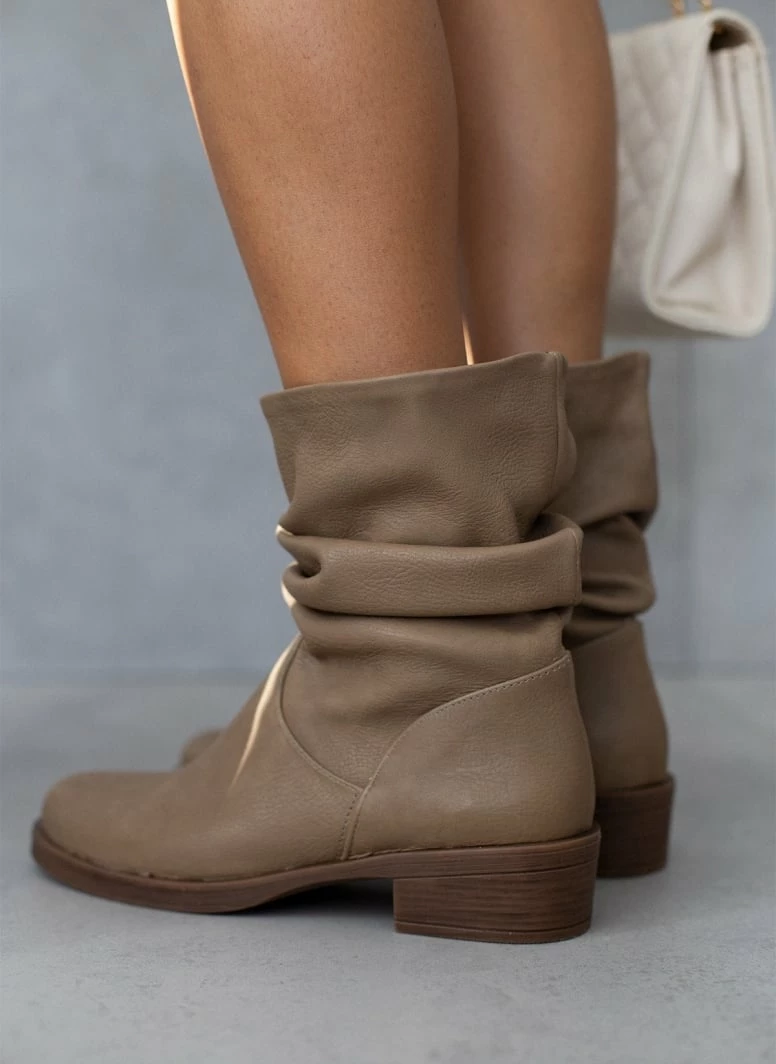 Best Pirce ⌛ The Fashion Project Μποτάκια φλατ με σούρες - Τάουπε 🌟 3 Best Pirce ⌛ The Fashion Project Μποτάκια φλατ με σούρες - Τάουπε 🌟