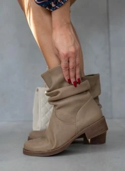 Best Pirce ⌛ The Fashion Project Μποτάκια φλατ με σούρες - Τάουπε 🌟 14 Best Pirce ⌛ The Fashion Project Μποτάκια φλατ με σούρες - Τάουπε 🌟 -Μποτάκια Κατάστημα mpotakia flat me soures 108953 sjhv