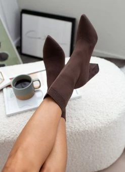 Η καλύτερη συμφωνία 🛒 The Fashion Project Μποτάκια κάλτσα με εφαρμοστή γάμπα - Καφέ ✔️