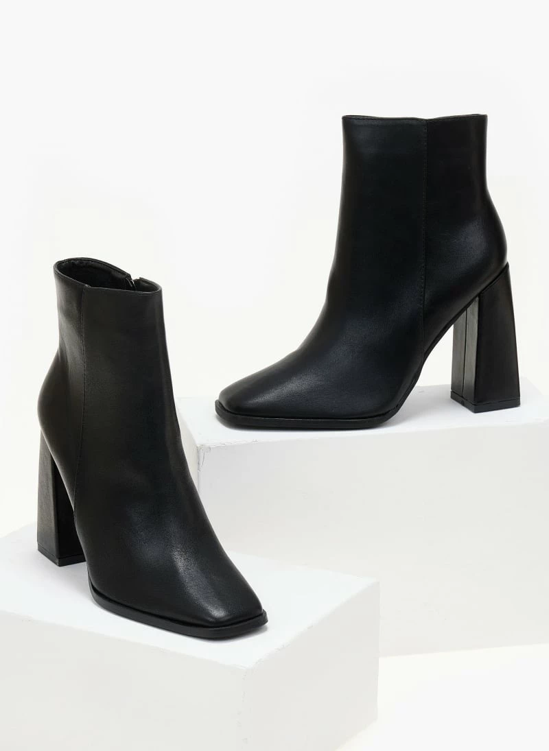 Το φθηνότερο ⌛ The Fashion Project Μποτάκια καρέ με εξωτερική ραφή - Μαύρο ⭐ 5 Το φθηνότερο ⌛ The Fashion Project Μποτάκια καρέ με εξωτερική ραφή - Μαύρο ⭐ - Image 3