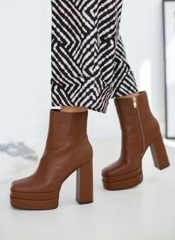 Η καλύτερη συμφωνία 🌟 The Fashion Project Μποτάκια καρέ με ψηλή φιάπα - Καφέ ✔️