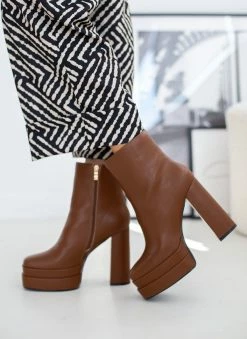 Η καλύτερη συμφωνία 🌟 The Fashion Project Μποτάκια καρέ με ψηλή φιάπα - Καφέ ✔️ -Μποτάκια Κατάστημα mpotakia kare me psili fiapa 108842 k04g