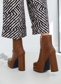 Η καλύτερη συμφωνία 🌟 The Fashion Project Μποτάκια καρέ με ψηλή φιάπα - Καφέ ✔️ -Μποτάκια Κατάστημα mpotakia kare me psili fiapa 108842 kk3z