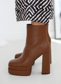 Η καλύτερη συμφωνία 🌟 The Fashion Project Μποτάκια καρέ με ψηλή φιάπα - Καφέ ✔️ -Μποτάκια Κατάστημα mpotakia kare me psili fiapa 108842 kszv