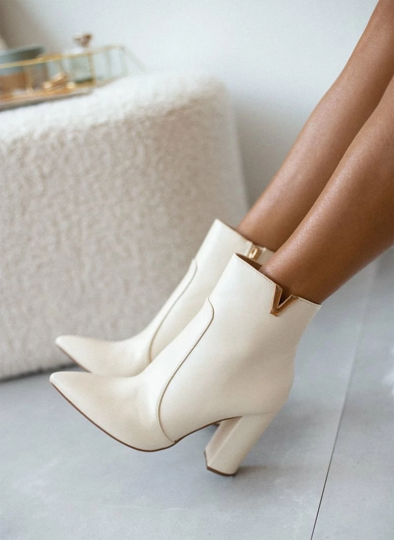 Flash Sale 😉 The Fashion Project Μποτάκια με μεταλλικό V Cut - Μπεζ 🧨 3 Flash Sale 😉 The Fashion Project Μποτάκια με μεταλλικό V Cut - Μπεζ 🧨