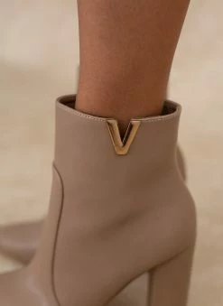 Νέος 🛒 The Fashion Project Μποτάκια με μεταλλικό V Cut - Πούρο 🛒