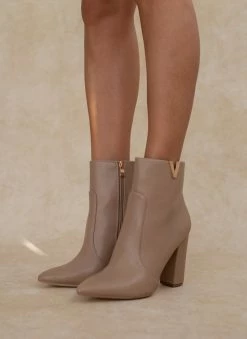 Νέος 🛒 The Fashion Project Μποτάκια με μεταλλικό V Cut - Πούρο 🛒 -Μποτάκια Κατάστημα mpotakia me metalliko v cut 106110 tra2