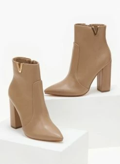 Νέος 🛒 The Fashion Project Μποτάκια με μεταλλικό V Cut - Πούρο 🛒 -Μποτάκια Κατάστημα mpotakia me metalliko v cut 106110 v686