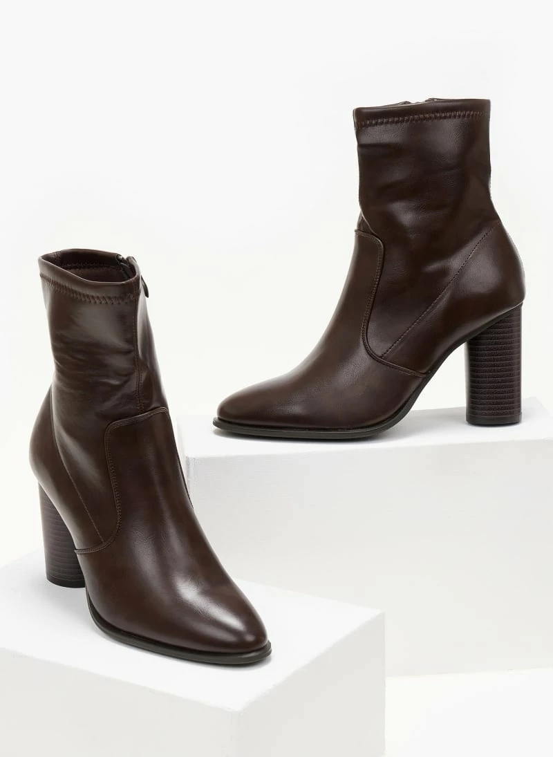 Η καλύτερη συμφωνία 🎁 The Fashion Project Μποτάκια με στρογγυλό ψηλό τακούνι - Καφέ 😉 4 Η καλύτερη συμφωνία 🎁 The Fashion Project Μποτάκια με στρογγυλό ψηλό τακούνι - Καφέ 😉 - Image 2