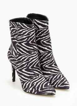 Το φθηνότερο 😍 The Fashion Project Μποτάκια μυτερά Suede με σχέδιο - Λευκό/Μαύρο 💯 -Μποτάκια Κατάστημα mpotakia mutera suede me sxedio 106901 6uke