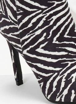 Το φθηνότερο 😍 The Fashion Project Μποτάκια μυτερά Suede με σχέδιο - Λευκό/Μαύρο 💯 -Μποτάκια Κατάστημα mpotakia mutera suede me sxedio 106901 l1aa