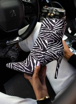 Το φθηνότερο 😍 The Fashion Project Μποτάκια μυτερά Suede με σχέδιο - Λευκό/Μαύρο 💯 -Μποτάκια Κατάστημα mpotakia mutera suede me sxedio 106901 y35g