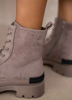 Αγορά 😀 Xti Footwear Αρβυλάκια Suede με Chunky σόλα Xti 140571 - Τάουπε 🤩 -Μποτάκια Κατάστημα mpotakia suede me chunky sola xti 140571 107115 73rk