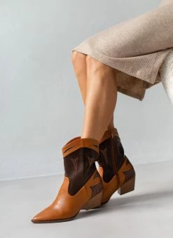 Εξοδος 👏 The Fashion Project Μποτάκια Cowboy με διχρωμία - Καφέ 🤩 -Μποτάκια Κατάστημα mpotakia western me dixrwmia 108839 mvk3