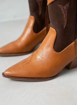 Εξοδος 👏 The Fashion Project Μποτάκια Cowboy με διχρωμία - Καφέ 🤩 -Μποτάκια Κατάστημα mpotakia western me dixrwmia 108839 v94r