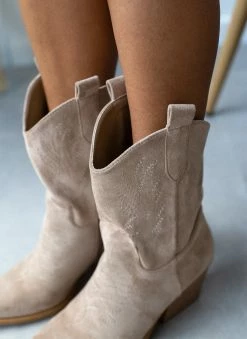 Ολοκαίνουργιο ⭐ The Fashion Project Μποτάκια Western με ξύλινο τακούνι - Πούρο 💯 12 Ολοκαίνουργιο ⭐ The Fashion Project Μποτάκια Western με ξύλινο τακούνι - Πούρο 💯 -Μποτάκια Κατάστημα mpotakia western me ksulino takouni 105839 ecmx